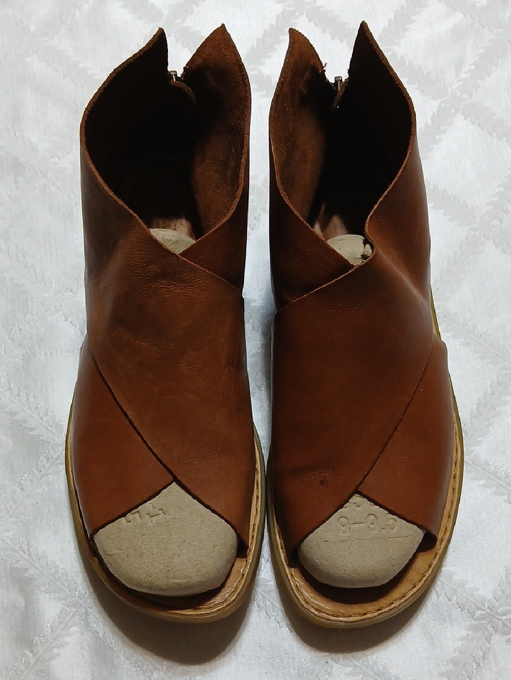 Born Iwa Crisscrossing Leather Sandals Size 9